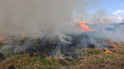 Mureş: Pompierii acţionează, de peste două zile, pentru stingerea unui incendiu care a cuprins patru tone de deşeuri, în oraşul Luduş  - FOTO