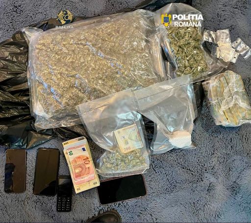 Un tânăr a fost prins în flagrant în timp ce vindea cocaină în Bucureşti / 1,2 kilograme canabis şi cocaină, descoperite la percheziţii