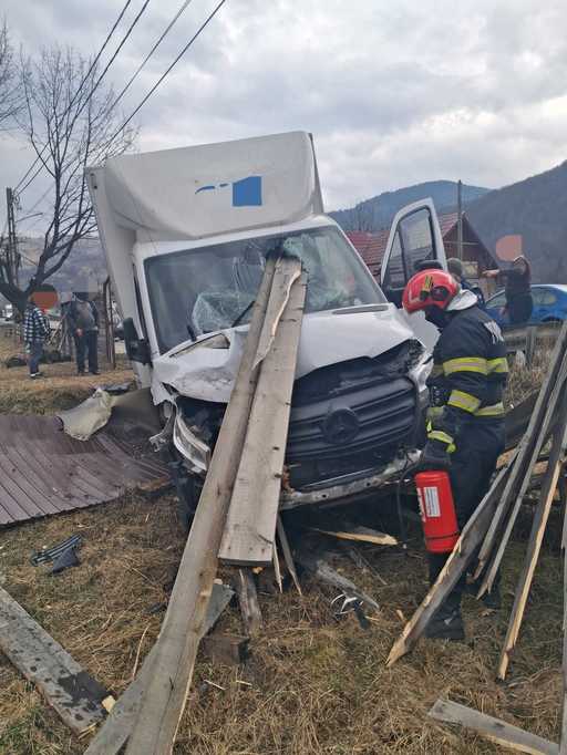 Accident grav în judeţul Neamţ - Un bărbat a scăpat cu viaţă după ce autoutilitara în care se afla a intrat într-un gard, parbrizul fiind străpuns de stinghii