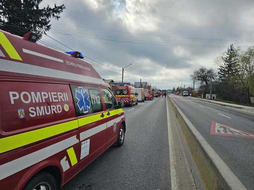 UPDATE - Plan Roşu de Intervenţie în judeţul Dâmboviţa, după un accident în care au fost implicate un microbuz şcolar şi un autocamion / Patru minori şi un adult, transportaţi la spital / Trei copii, la Bucureşti / Cum s-a produs accidentul - TOTO / VIDEO