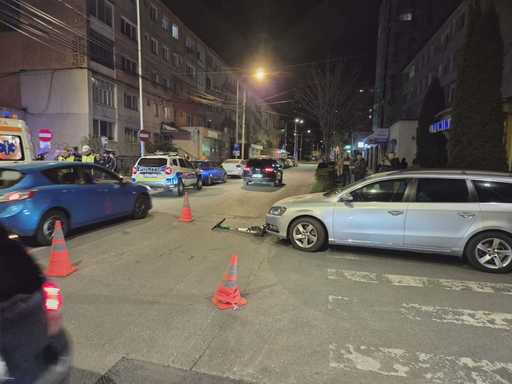 Alba Iulia: Un bărbat beat, care a traversat strada pe trecerea pentru pietoni, pe trotinetă, a fost rănit după ce a fost lovit de un autoturism