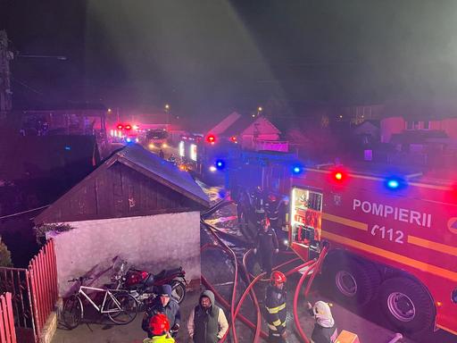 UPDATE - Puternic incendiu în Turda – Ard mai multe case şi barăci situate în apropiere una de alta / Mai multe persoane, consultate de medici / Doi bărbaţi, transportaţi la spital / Au ars aproximativ 20 de barăci în care locuiesc persoane - FOTO