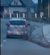 Primarul din Bistriţa, distribuind imagini cu un autoturism care târăşte pe carosabil un trunchi de copac, lung de 16 metri: Sfidează orice urmă de responsabilitate / Un pericol uriaş pentru oricine s-ar fi putut afla pe trotuar sau în apropiere - VIDEO
