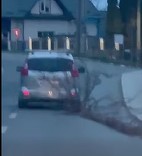 Primarul din Bistriţa, distribuind imagini cu un autoturism care târăşte pe carosabil un trunchi de copac, lung de 16 metri: Sfidează orice urmă de responsabilitate / Un pericol uriaş pentru oricine s-ar fi putut afla pe trotuar sau în apropiere - VIDEO