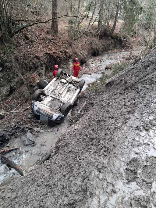 Neamţ: Un bărbat a murit, după ce maşina în care se afla a căzut într-o râpă adâncă de şapte metri - FOTO