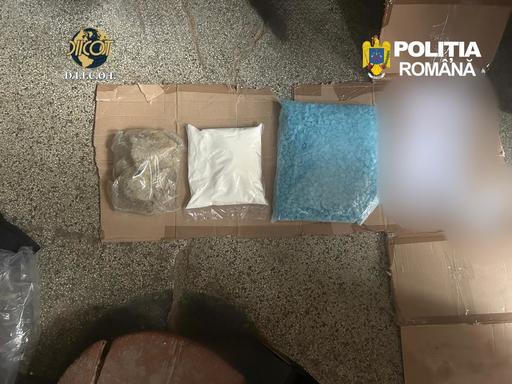 Tânăr de 17 ani din Arad, arestat preventiv pentru trafic internaţional şi intern de droguri, după ce ar fi vândut canabis, ketamină, ecstasy şi cocaină în Capitală
