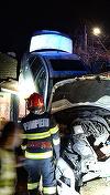 Un autoturism a ieşit de pe şosea şi a ajuns pe acoperişul unei case, într-un sat din Prahova/ Cele patru persoane din maşină şi persoana aflată în locuinţă au scăpat fără răni - FOTO