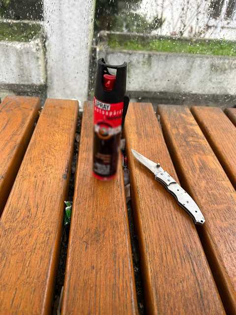 Tânăr, prins de jandarmi cu un spray iritant-lacrimogen şi un cuţit mic, într-un autobuz din Bacău