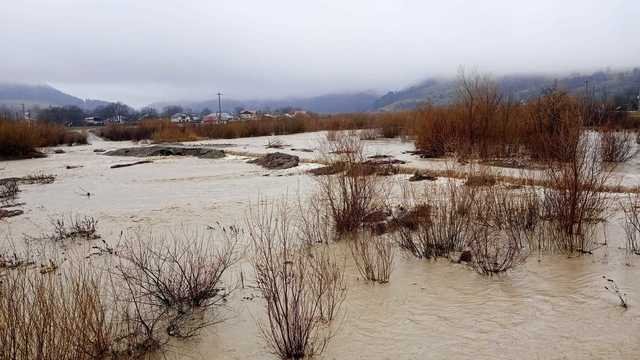 Drum inundat în judeţul Neamţ / Este singura cale de acces pentru camioane mari către satul Cracaoani / Autospecialele pot circula în zonă / Autorităţile anunţă deversări controlate