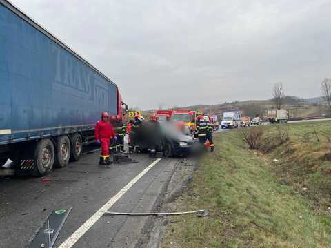 UPDATE - Cluj: Şase persoane, rănite într-un accident în care au fost implicate două camioane şi un autoturism/ Cinci bărbaţi, încarceraţi/ Traficul pe DN 1F, oprit