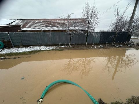 Intervenţii ale pompierilor în Giurgiu, pentru evacuarea apei din mai mai multe curţi inundate în urma ploilor abundente - VIDEO