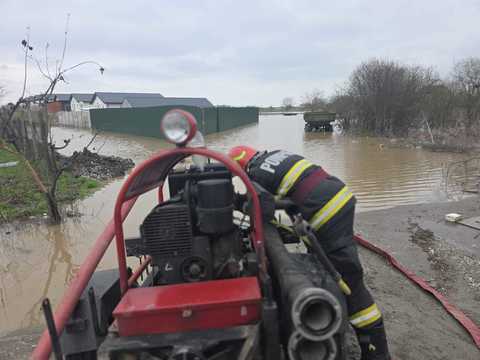 Circulaţie îngreunată pe un drum judeţean din Giurgiu, unde pompierii acţionează pentru evacuarea apei de pe mii de metri pătraţi de teren - VIDEO