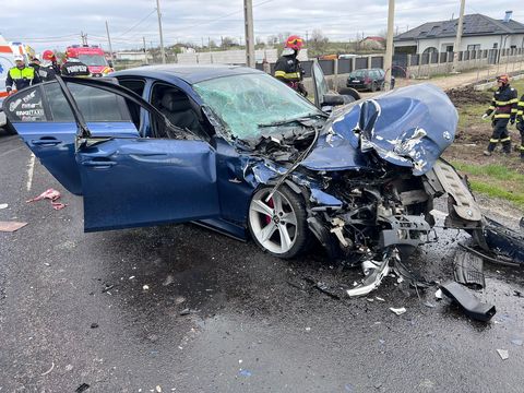 Mehedinţi: Trei persoane, transportate la spital după ce un autoturism şi o camionetă s-au ciocnit, la ieşirea din localitatea Şimian/ Traficul pe DN 56A, oprit