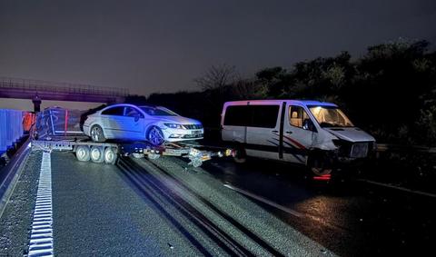 Cinci răniţi, într-un accident produs pe Autostrada A1 Deva-Nădlac, după ce un autoturism a acroşat o semiremorcă tractată de o autoutilitară