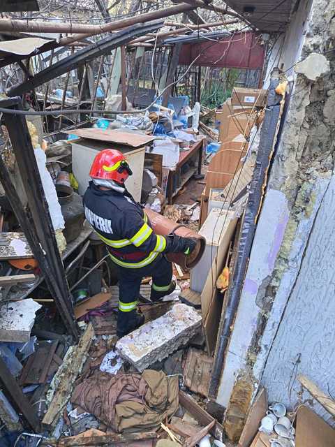 UPDATE - Explozie neurmată de incendiu într-o localitate din Prahova / Un bărbat de 86 de ani a suferit arsuri, fiind intubat / 8 butelii, legate în serie pentru a alimenta centrala termică - FOTO