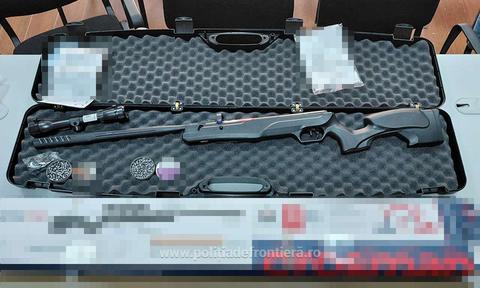 Armă cu aer comprimat, descoperită într-un colet trimis de o firmă din Cehia către o persoană din România - FOTO
