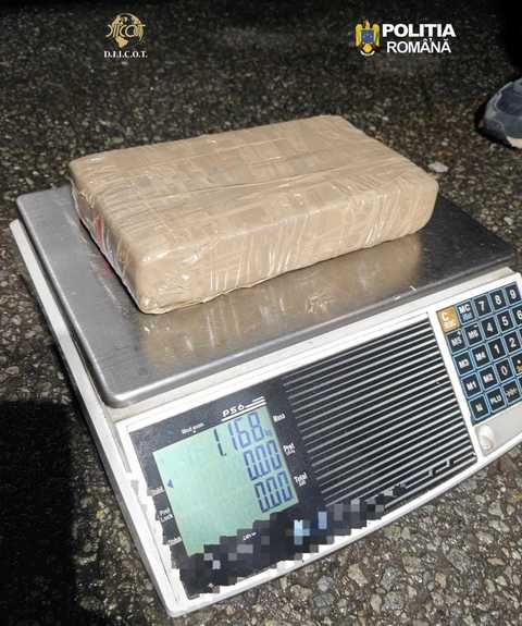 Mehedinţi: Cetăţean turc, reţinut de procurorii DIICOT, pentru trafic internaţional şi intern de droguri de mare risc, după ce a fost prins în flagrant în timp ce transporta 30 de kilograme de cocaină