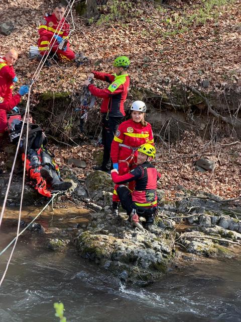 Maramureş: Bărbat rănit în timp ce se afla la pescuit, recuperat de către salvamontişti cu ajutorul unei tiroliene improvizate. Salvatorii au recurs la această soluţie pentru evacuarea rapidă a victimei din zona accidentată în care se afla - VIDEO
