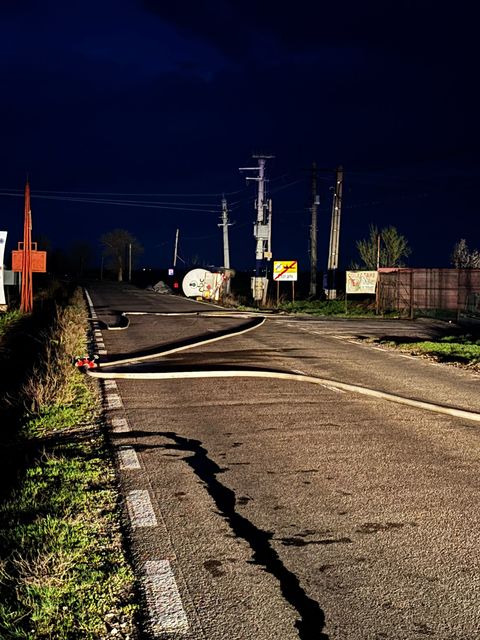 Prahova: Cisternă încărcată cu 30 de tone de GPL, răsturnată pe drumul naţional 1 D. Nu sunt scurgeri de combustibil. Oamenii din zonă, evacuaţi