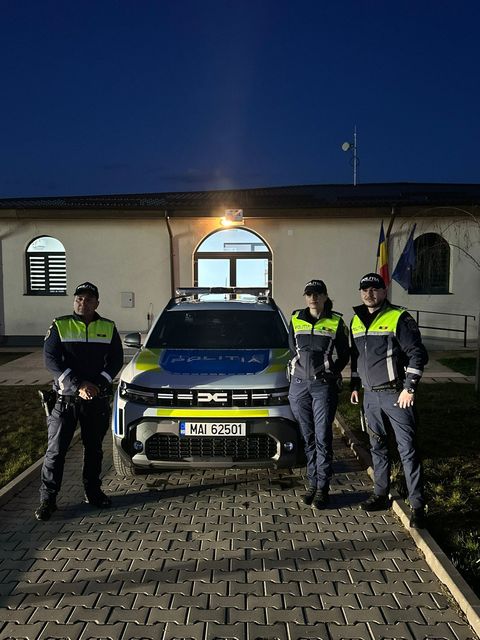 Un bărbat care făcea scandal şi care şi-a ameninţat mama că se autoincendiază şi-a pus în aplicare ameninţările, la sosirea Poliţiei / Poliţiştii au reuşit să îl salveze, stingând flăcările care îl cuprinseseră