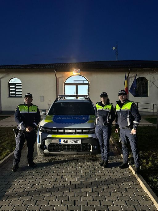 Un bărbat care făcea scandal şi care şi-a ameninţat mama că se autoincendiază şi-a pus în aplicare ameninţările, la sosirea Poliţiei / Poliţiştii au reuşit să îl salveze, stingând flăcările care îl cuprinseseră