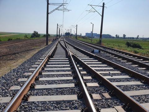 Dâmboviţa: Un tren în care se aflau 80 de persoane a lovit un autoturism. Şoferul a scăpat cu răni uşoare, niciun pasager nu este rănit
