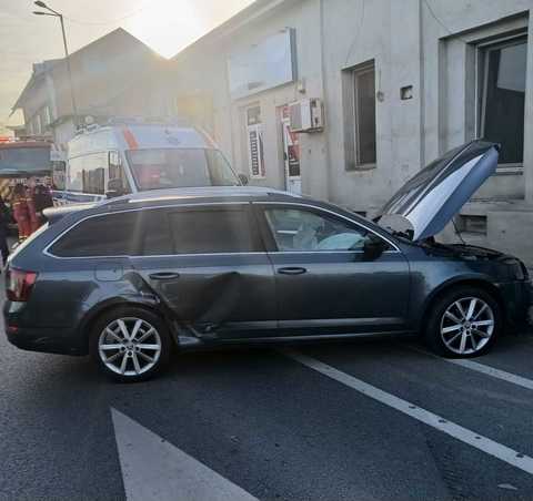 Giurgiu: O femeie şi două fetiţe, rănite într-un accident în care au fost implicate două autoturisme. Una dintre maşini, condusă de un şofer cu privire la care există suspiciunea că era drogat