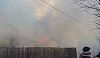 Puternic incendiu în judeţul Prahova – Focul a cuprins mai multe construcţii, extinzându-se la trei imobile alăturate şi anexe gospodăreşti - VIDEO