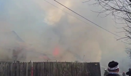 Puternic incendiu în judeţul Prahova – Focul a cuprins mai multe construcţii, extinzându-se la trei imobile alăturate şi anexe gospodăreşti - VIDEO