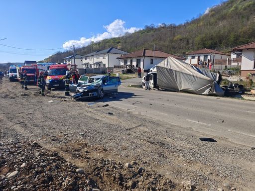 UPDATE - Accident cu şapte persoane, între care doi minori, în judeţul Mureş / Circulaţia la ieşire din localitatea Livezeni, blocată / Şase victime, transportate la spital - FOTO 