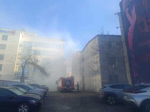 UPDATE - Incendiu cu degajări mari de fum, pe bulevardul Iancu de Hunedoara din Capitală/ Flăcările, care au cuprins materiale lemnoase, au afectat şi faţada unei clădiri - FOTO