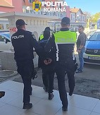 Tânăr reţinut de poliţişti, după ce a distrus un turnichet metalic în staţia CFR din Arad – FOTO / VIDEO

