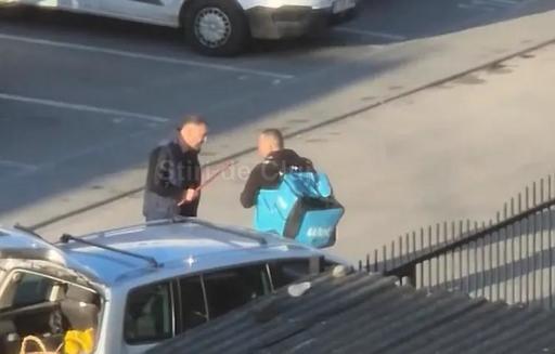 Poliţiştii clujeni s-au sesizat din oficiu după apariţia într-un ziar local a unor imagini cu un livrator bătut cu ranga şi lovit cu maşina de un şofer
