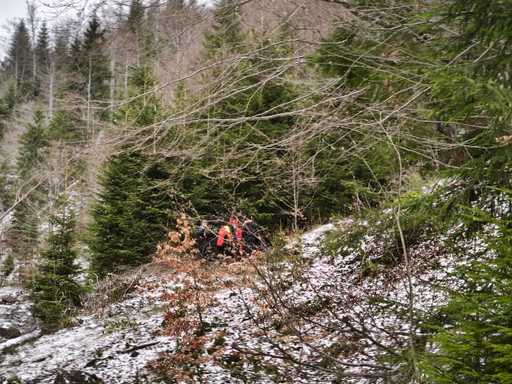 Tânărul ucrainean de 25 de ani, găsit pe munte în stare gravă, preluat de un elicopter al autorităţilor române. Compatriotul său l-a părăsit pe munte, iar când s-a întâlnit cu salvatorii a spus: „Nu cred ca e mort... dar nu e bine deloc” - FOTO, VIDEO
