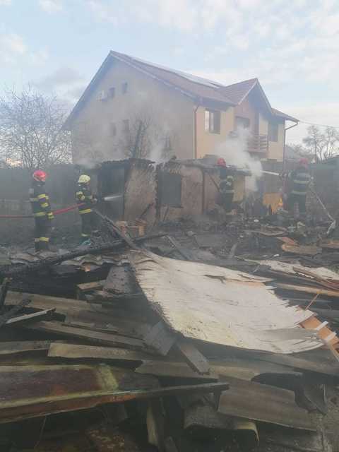 Bărbat, transportat la spital cu arsuri în urma unui incendiu izbucnit într-o gospodărie din Cluj-Napoca