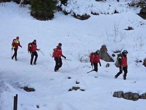 Turist blocat pe traseul Take Ionescu – Mălăieşti din cauza avalanşelor scurse recent în zonă / Intervin salvamontiştii din Râşnov / Traseul pe care s-a aventurat este închis publicului

