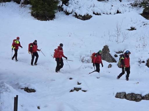 UPDATE - Turist blocat pe traseul Take Ionescu – Mălăieşti din cauza avalanşelor scurse recent în zonă / Traseul pe care s-a aventurat este închis publicului / Turistul, coborât în siguranţă

