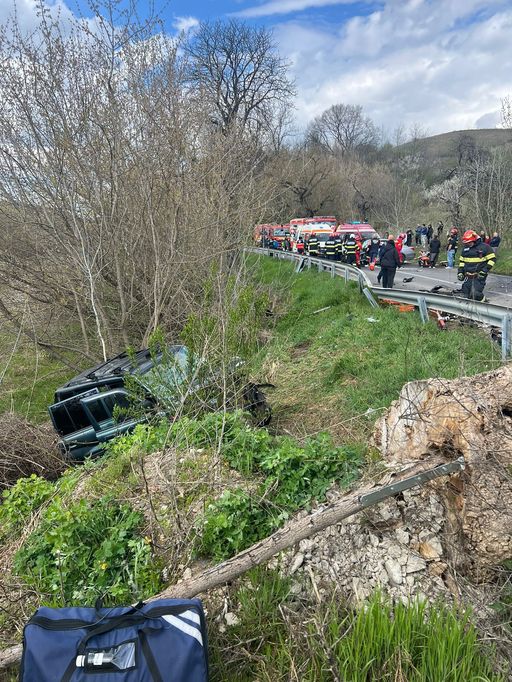 UPDATE - Sibiu: Accident cu şapte persoane implicate, pe un drum judeţean / Cinci persoane, transportate la spital, una cu elicopterul SMURD / Planul Roşu de Intervenţie a fost dezactivat / Cum s-a produs accidentul - FOTO

