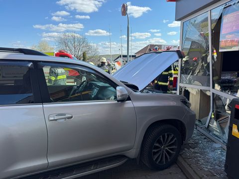 Accidente în judeţul Bistriţa – O maşină a intrat într-o cutie de gaz, în Năsăud, fiind raportate scurgeri / Un vehicul a intrat în clădirea unei benzinării, în municipiul Bistriţa / O femeie şi un bebeluş, la spital - FOTO