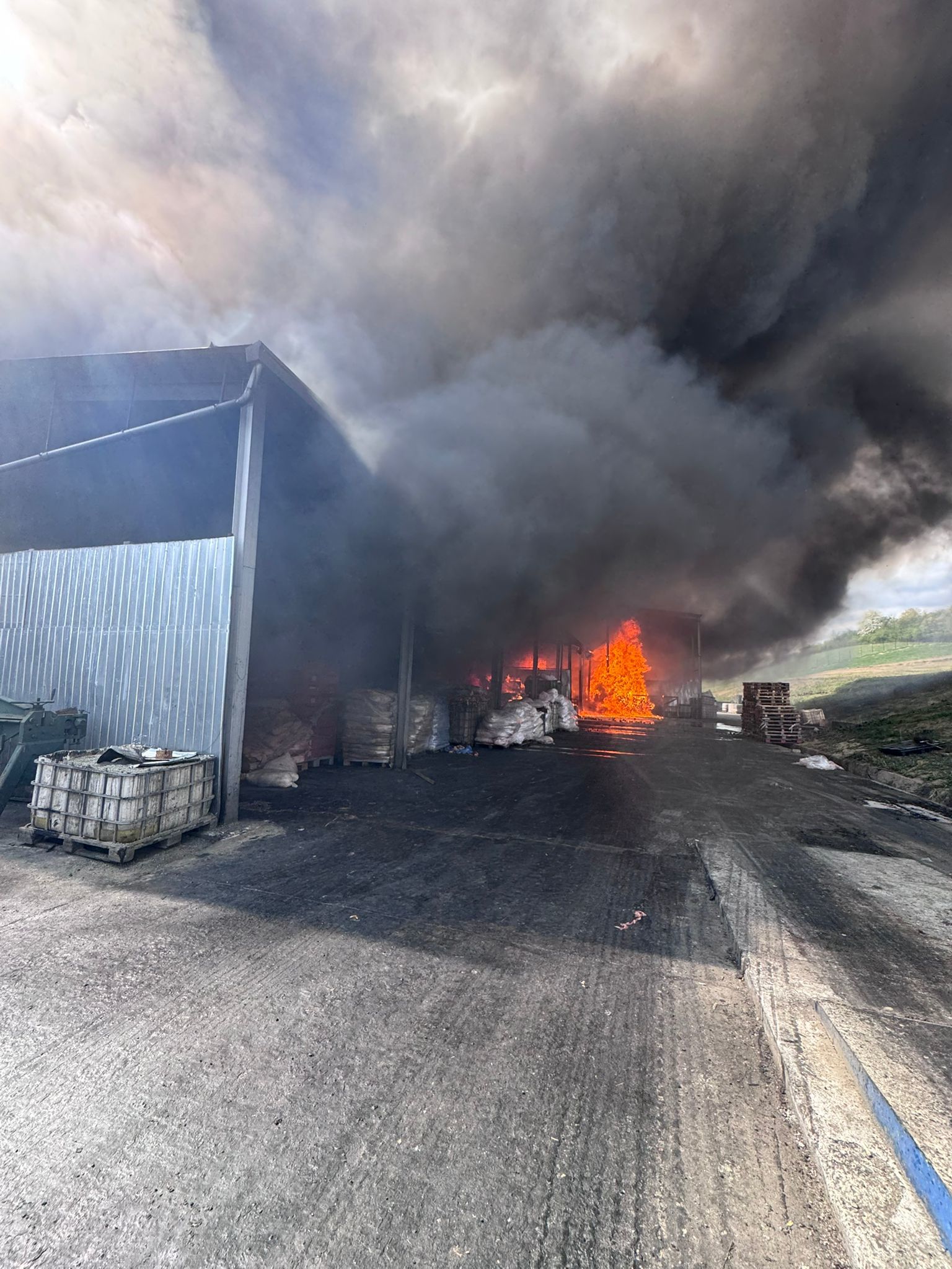 Puternic incendiu la o hală din judeţul Sălaj – Focul a cuprins 800 de metri pătraţi şi se manifestă cu degajări mari de fum / Mesaj RO-Alert - FOTO