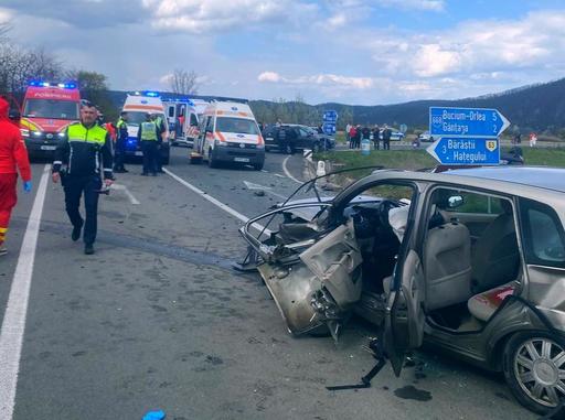 UPDATE - Hunedoara: Patru persoane, rănite într-un accident rutier produs pe DN 66 / Un bărbat de 74 de ani a murit/ Cauza accidentului/ Trafic rutier reluat - FOTO