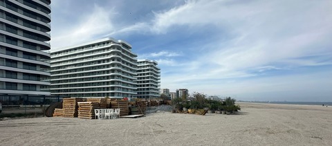 Inspectorii de la Apele Române au intervenit după ce două firme au încercat să amenajeze sectoare de plajă în Năvodari fără a avea contracte de închiriere /Au fost găsite stive mari de şezlonguri din lemn, grămezi de cadre metalice pentru umbrare - FOTO
