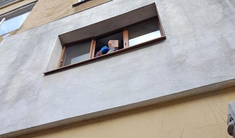 Un copil de 6 ani, aflat pe marginea unei ferestre dintr-un bloc din Râmnicu Vâlcea, salvat de poliţiştii rutieri/ Tatăl micuţului era în baia locuinţei - FOTO