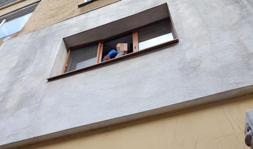 Un copil de 6 ani, aflat pe marginea unei ferestre dintr-un bloc din Râmnicu Vâlcea, salvat de poliţiştii rutieri/ Tatăl micuţului era în baia locuinţei - FOTO