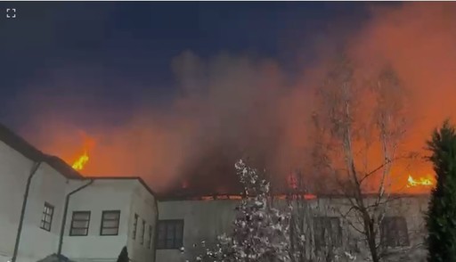 UPDATE - Vâlcea -  Incendiu puternic la acoperişul unor chilii ale Mănăstirii Bistriţa/  Pompierii intervin de peste 5 ore pentru stingerea focului/ O femeie a fost găsită decedată / 11 chilii au fost afectate / Incendiul a fost lichidat -  FOTO, VIDEO
