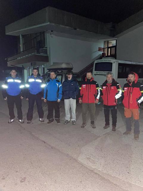 Vâlcea: Un bărbat şi fiul său, care au rămas blocaţi cu autoturismul pe munte, în noaptea de Înviere, au fost recuperaţi după o intervenţie care a durat cinci ore - VIDFEO
