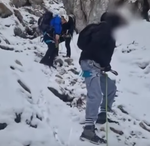Intervenţie la limită a jandarmilor montani pentru salvarea a doi turişti neechipaţi şi nepregătiţi, care au rămas blocaţi într-o zonă cu zăpadă îngheţată şi instabilă din Piatra Craiului/ Ce le-au spus bărbaţii salvatorilor - VIDEO