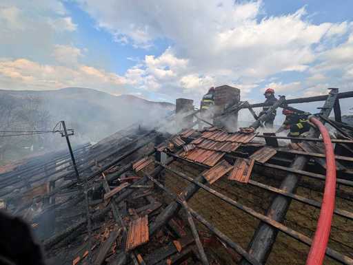 Buzău - Incendiu puternic la o locuinţă din Nehoiu/ Proprietarul, în vârstă de 92 de ani, salvat în ultimul moment şi dus de urgenţă la spital