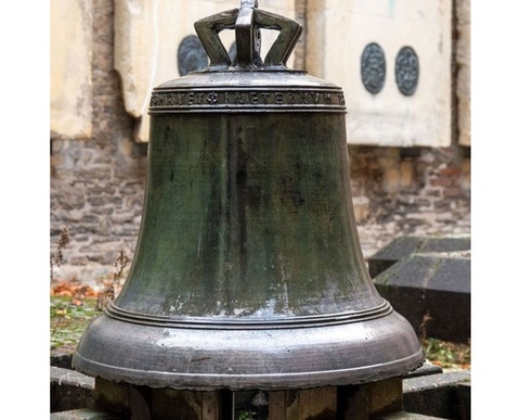 Bărbat rănit grav după ce clopotul pe care îl trăgea în timpul slujbei de Înviere la o biserică din Bacău s-a desprins şi a căzut peste el/ Poliţiştii au deschis dosar penal/ A fost sesizat şi Inspectoratul Teritorial de Muncă