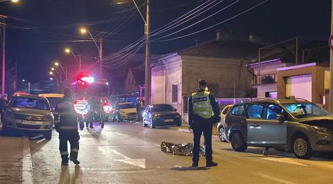 Femeie găsită moartă, după ce maşina pe care o conducea a derapat şi a lovit două autoturisme, pe o stradă din Ploieşti